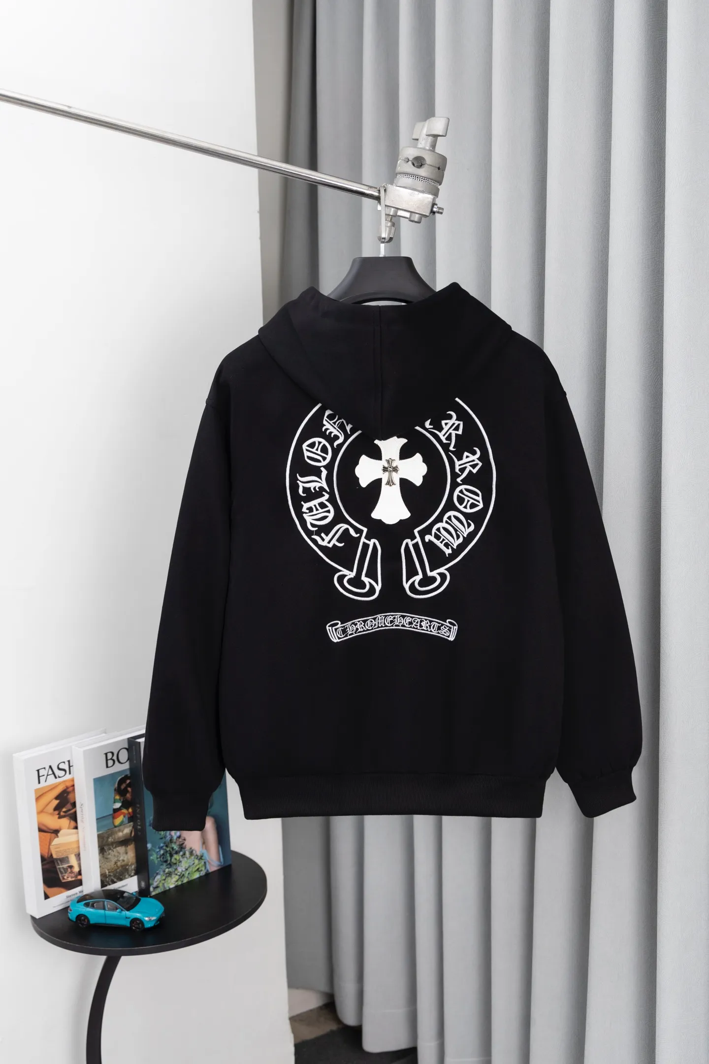 P320 Style number: S017 𝗖𝗵𝗿𝗼𝗺𝗲 𝗛𝗲𝗮𝗿𝘁𝘀/Cro Xin 2025 washed and burnt patch embroidered autumn and winter new original single counter American patchwork 3D three-dimensional couple casual cardigan plus velvet sweatshirt 👑The highest version! Customized fabric 480g tripe terry fabric! American acid-washed and distressed original fabric, laser burning + patch embroidery, exquisite embroidery of letters! The best-selling model in the counter, very comfortable to wear. Accessories: original molded and authenticated collar label➕100% silk wash label. Genuine purchase-grade original hangtag➕matching hanging rope➕3D hanging beads➕original packaging bag. Craftsmanship: The original version has consistent wiring! The highest version of the armhole matching technique! Color: Black Size: S M L XL